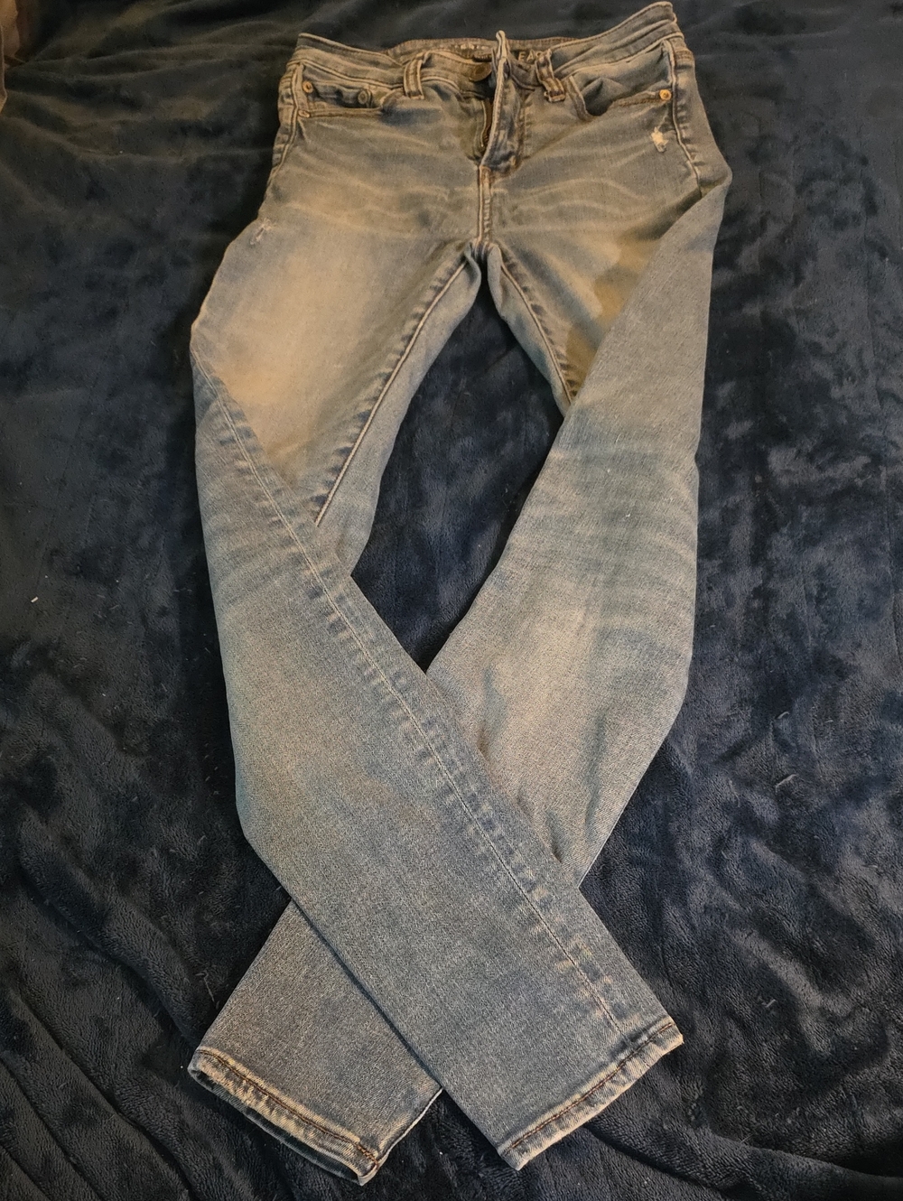 American Eagle Outfitters Women's Light Blue Skinny Jeans with Subtle Distress